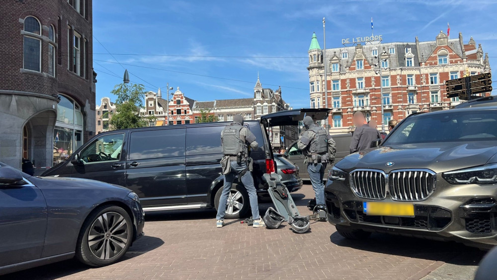 Major police operation on Muntplein, area cordoned off