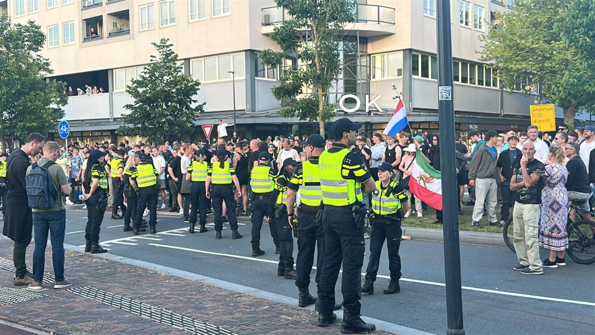 Wilders spreekt bij anti-azc-demonstratie Uithoorn, ook voorstanders laten van zich horen