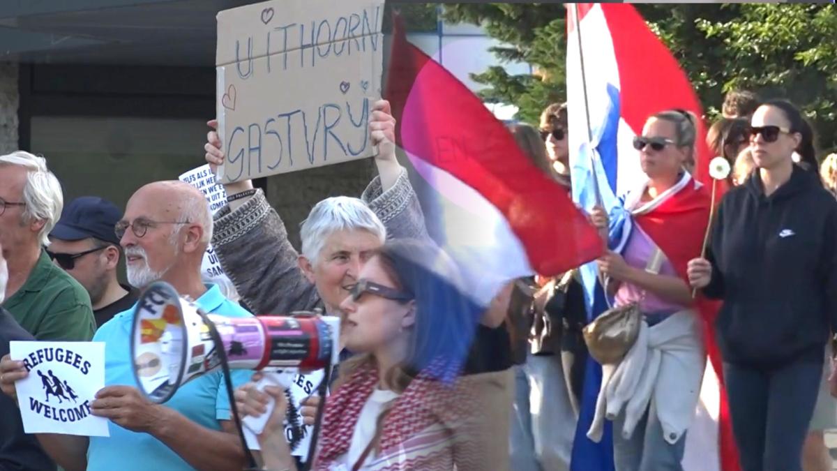 Voor- en tegenstanders van azc staan lijnrecht tegenover elkaar bij Uithoorns protest