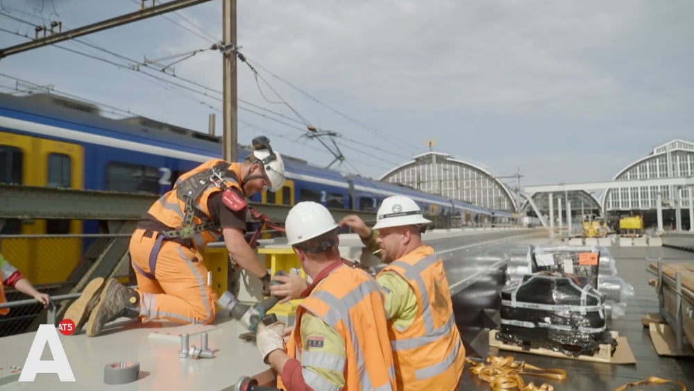 Central Station renovation in full swing: second worn-out railway bridge replaced
