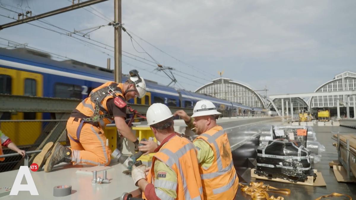 Vernieuwing Amsterdam Centraal in volle gang: tweede versleten spoorbrug vervangen