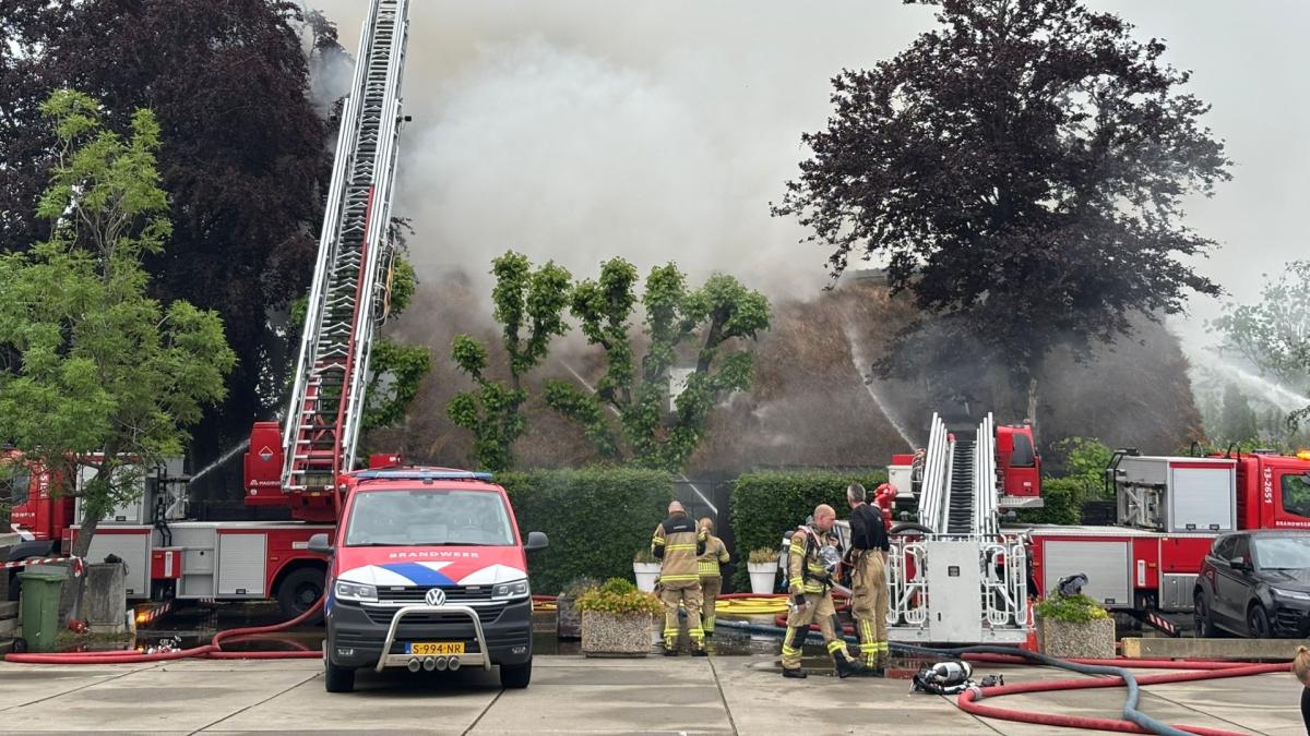 Brand in rieten dak woning Aalsmeer, mogelijk blikseminslag