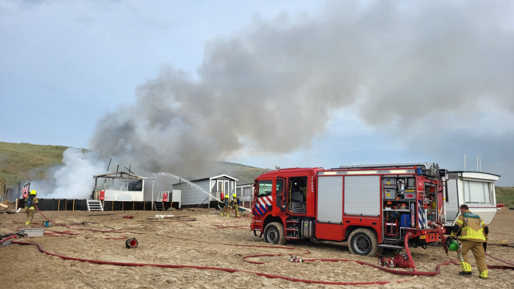 Grote brand in Egmond aan Zee, twee strandhuisjes in lichterlaaie