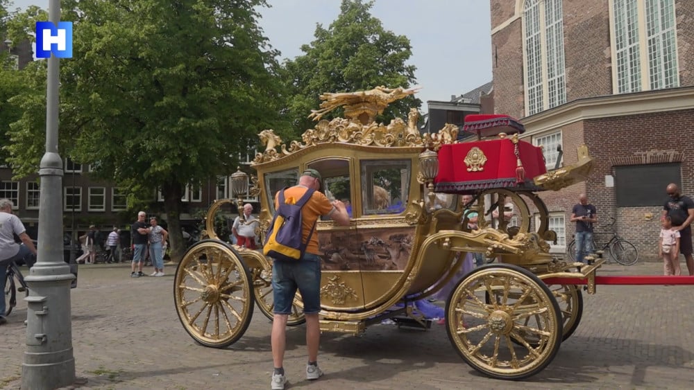 'Replica' van gouden koets rijdt door de Jordaan: "Leuk dat er een teckel op staat"