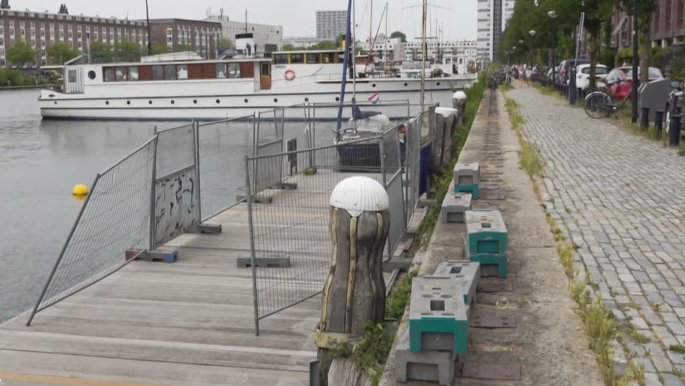 Residents bewildered after fences installed on Borneokade jetty: "This is so incredibly stupid"
