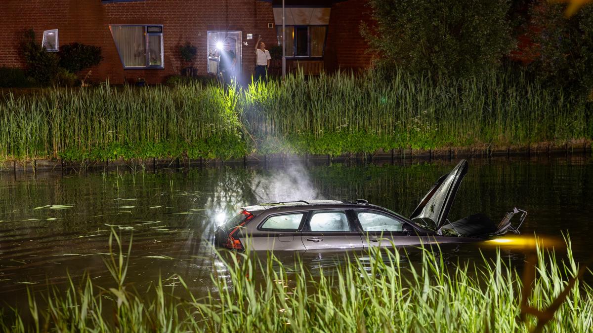 Auto belandt in water Heemskerk, politie op zoek naar inzittenden
