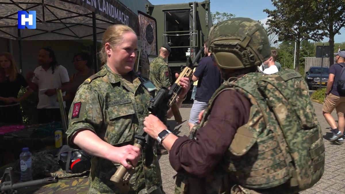 Opvallend veel vrouwen bij wervingsdag reservisten in Badhoevedorp