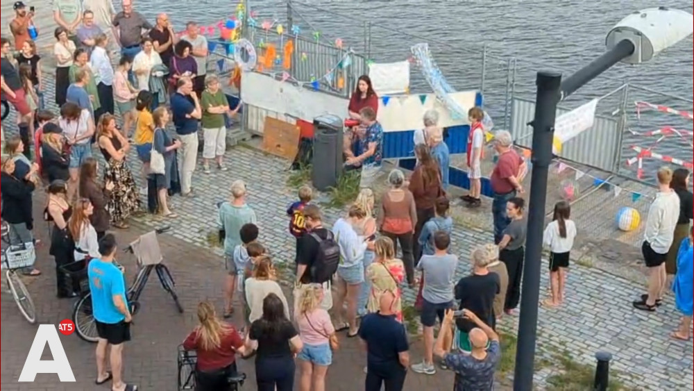 Dozens of Borneokade residents hold brief protest at fences on jetty