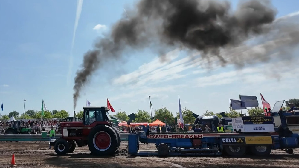 Tractor pulling finally back at full throttle after two rained-out editions