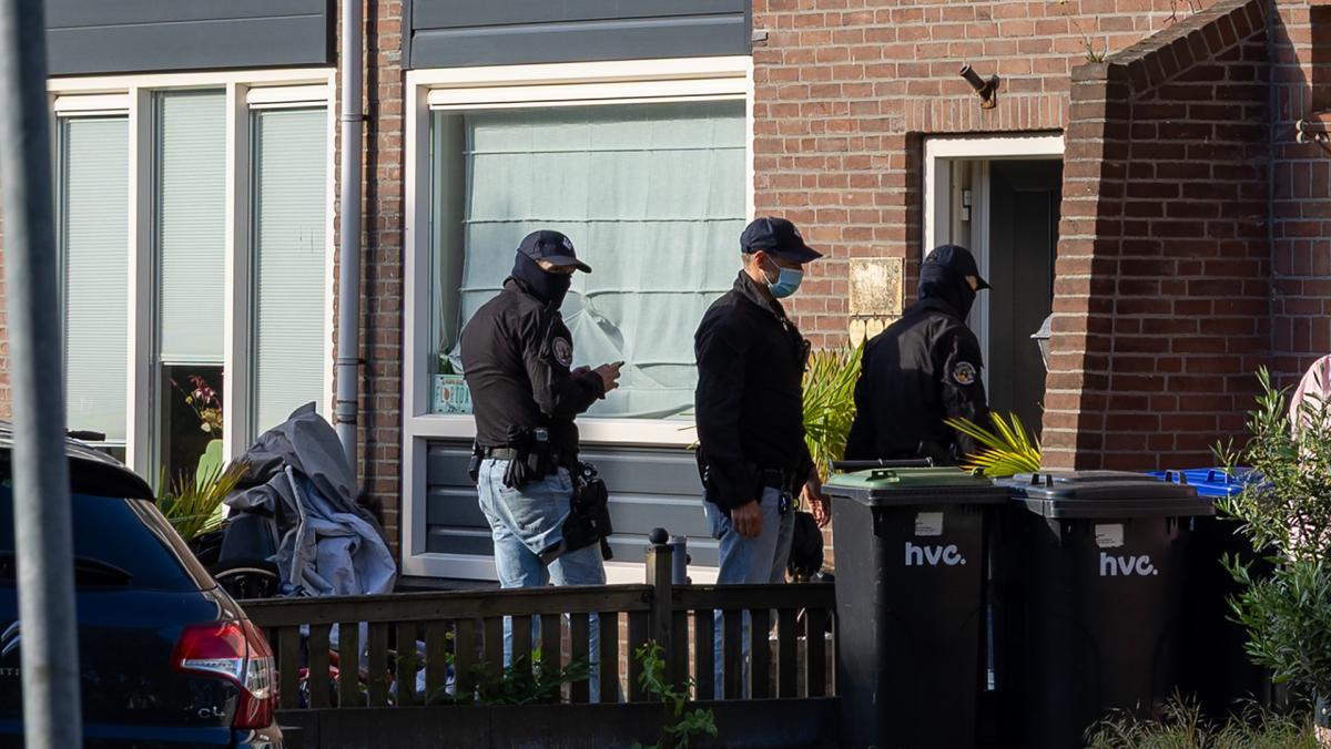 Drie politie-invallen in Beverwijk, Hoofddorp en Amsterdam, twee aanhoudingen