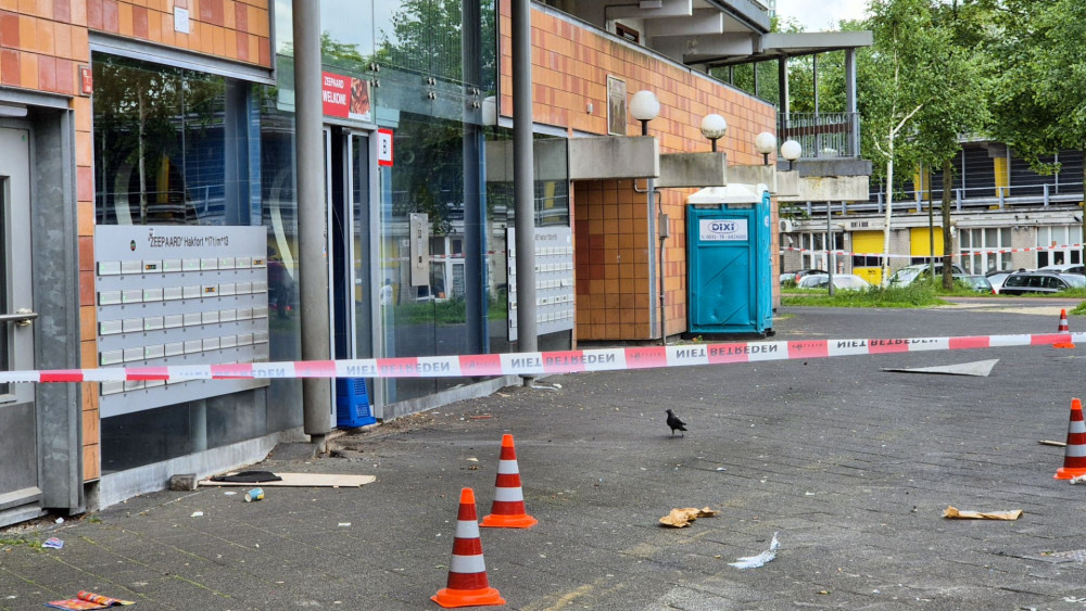Explosion at entrance of apartment building in Zuidoost