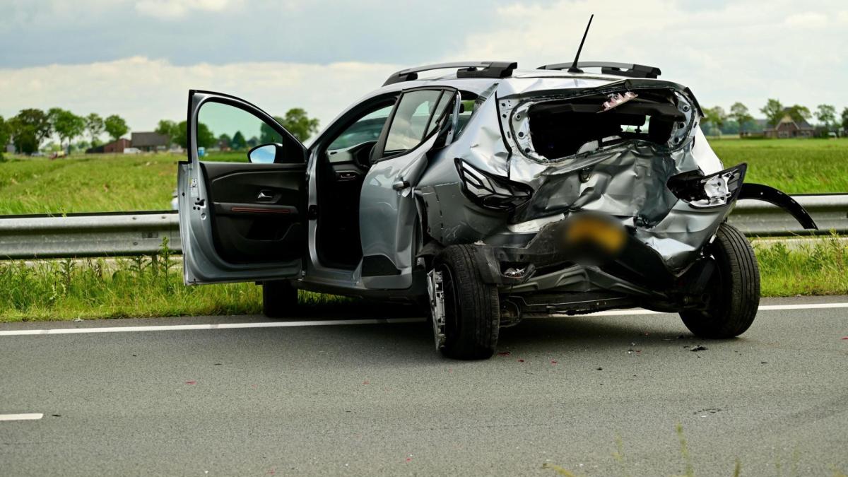 Botsing met twee auto's tussen Zwaagdijk-Oost en -West, een gewonde gevallen