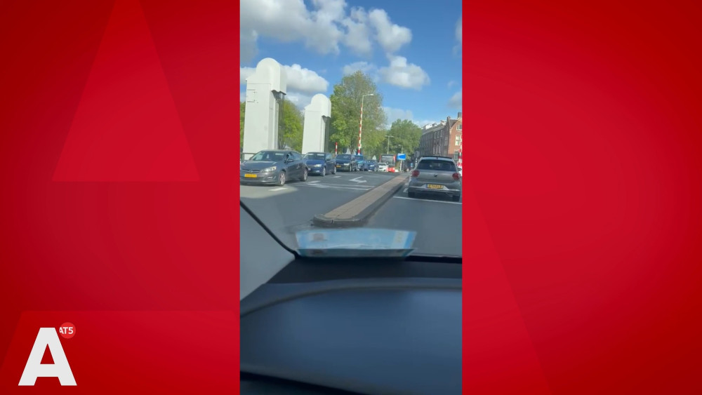 Michiel de Ruijter Tunnel closed due to malfunction, traffic at a standstill