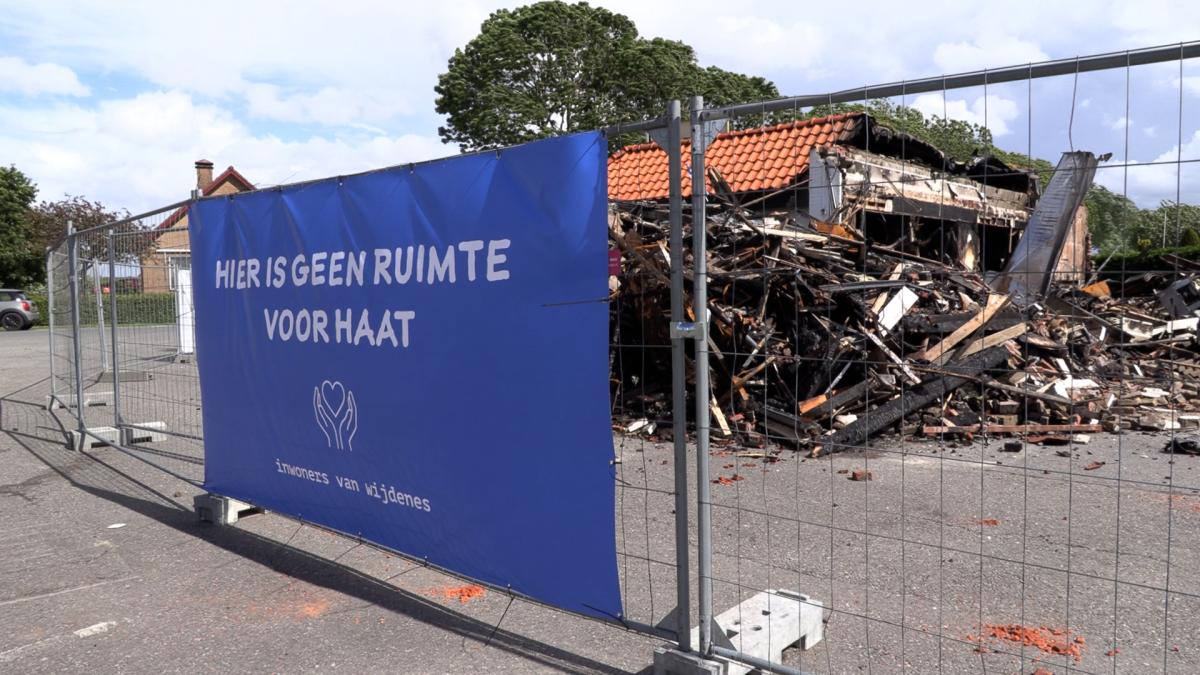 Spandoeken tegen haat na brand en racistische teksten in Wijdenes verdwenen