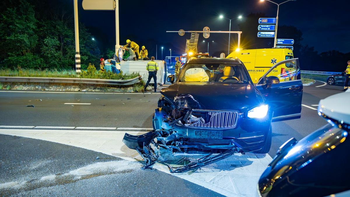 Busje op z'n kant bij botsing in Velsen-Zuid: drie gewonden