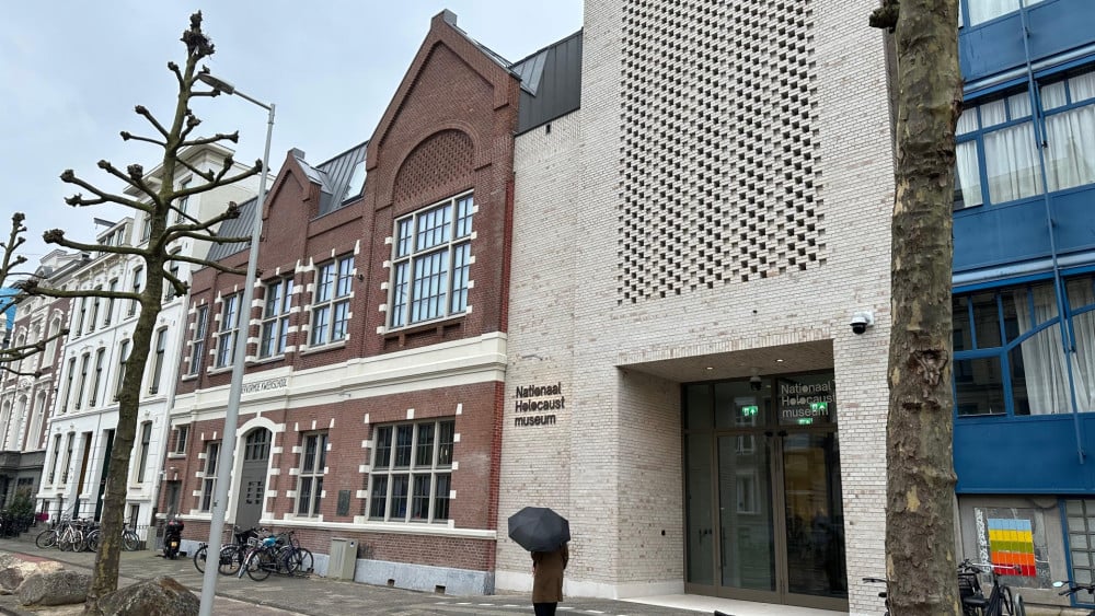 Arnhemse burgemeester Marcouch nodigt omstreden rapper Ye uit voor bezoek aan Holocaustmuseum