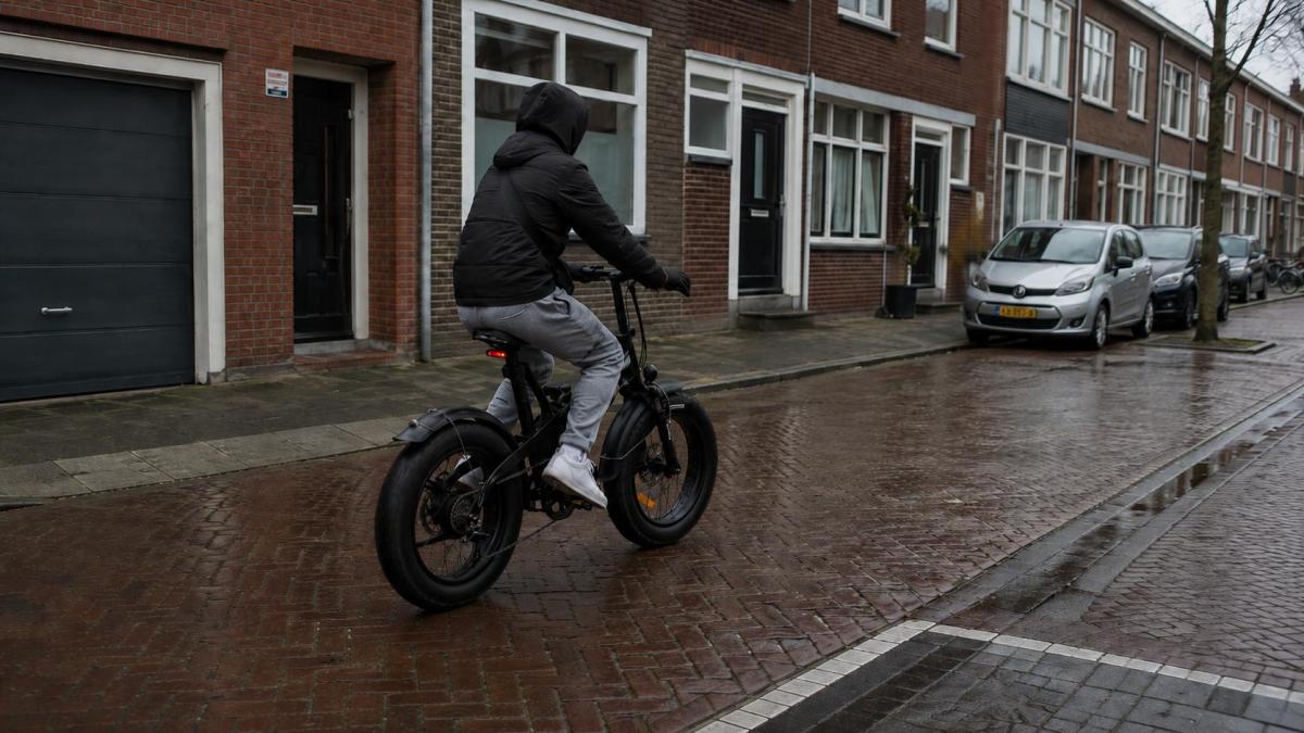 Tiener op fatbike randt vrouw aan, politie zoekt twee getuigen