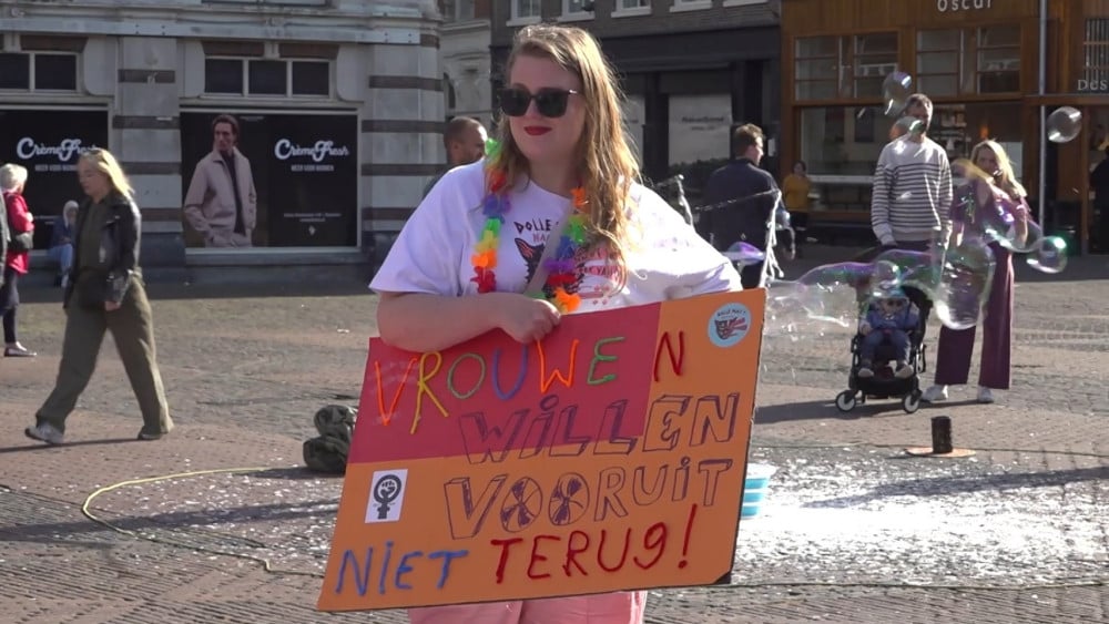 Feminist activists take action against the summer body: "Everyone has a beach body"