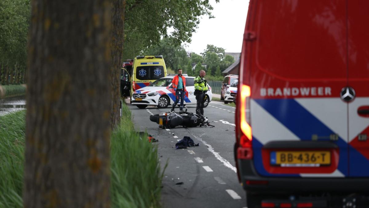 Frontale botsing tussen motor en auto in Nieuw-Vennep, automobilist aangehouden
