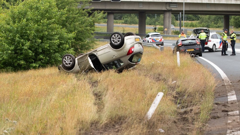 Voorbijgangers Rode Kruis schieten vrouw te hulp bij crash o