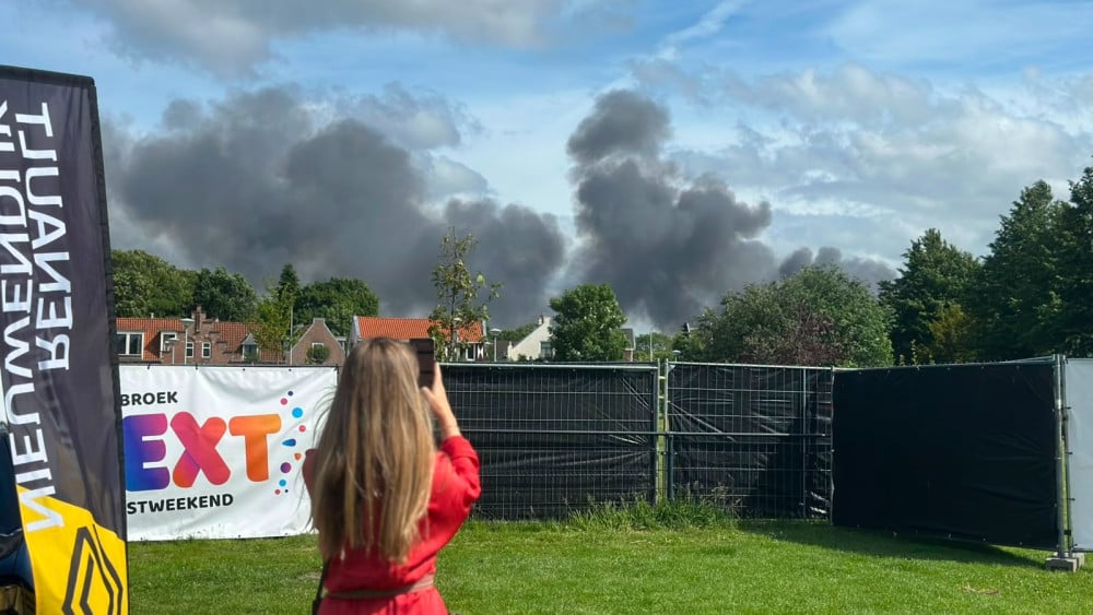 Explosie en grote brand bij bedrijf in Zwaanshoek: "Hoorden 