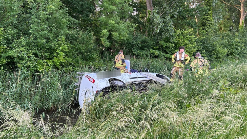 Bestelbus eindigt in sloot, bestuurder aangehouden voor rijd