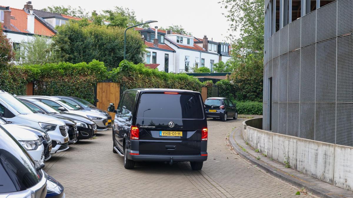 Hilversummer mishandeld en beroofd in zijn woning