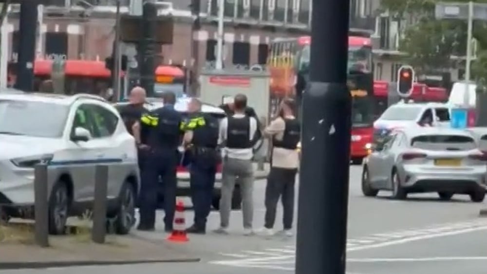 Large cordon around tourist bus near Amsterdam's Vondelpark, heavy police presence