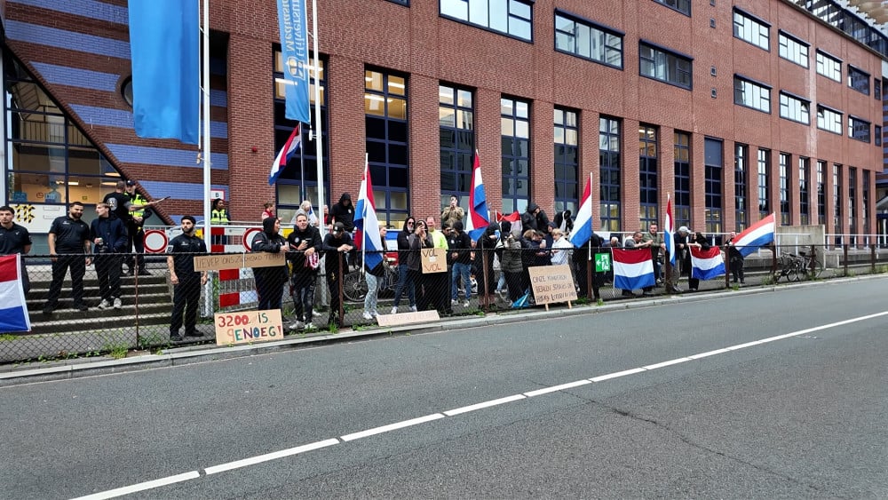 Voor- en tegenstanders demonstreren in Hilversum over komst 
