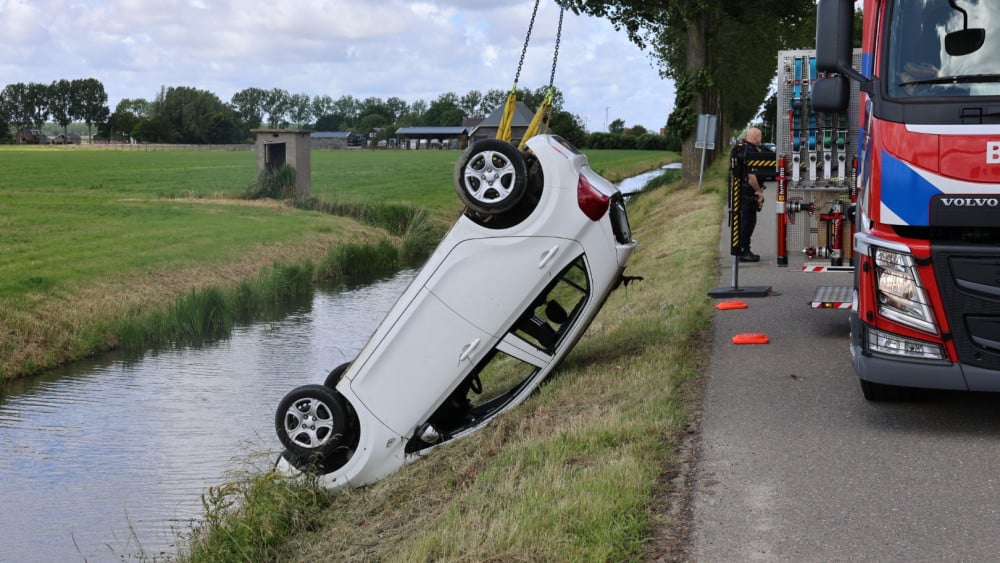 Auto te water, bestuurder gereanimeerd • KLM schrapt tot ein