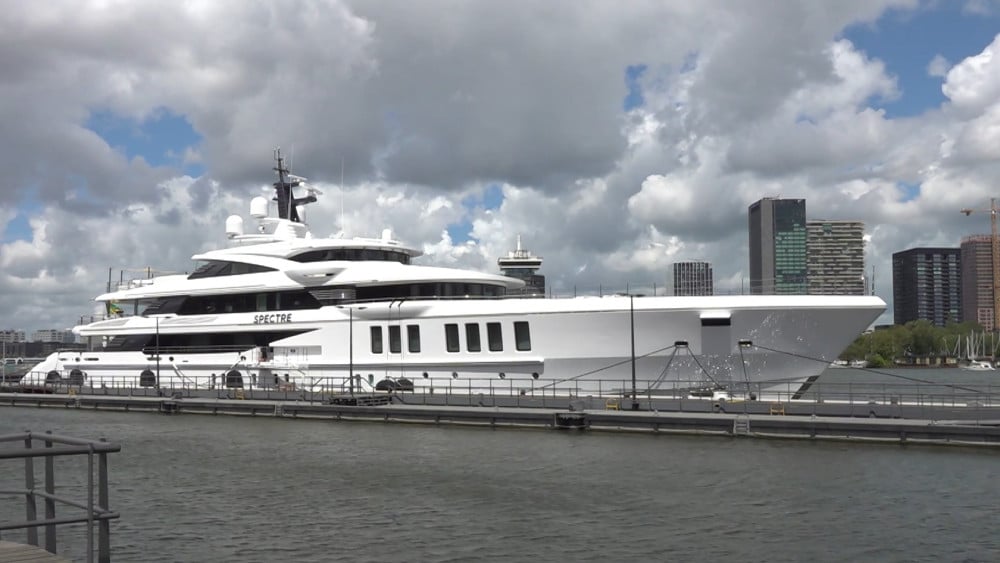 Superjacht van 70 miljoen dollar van miljardair voor anker i