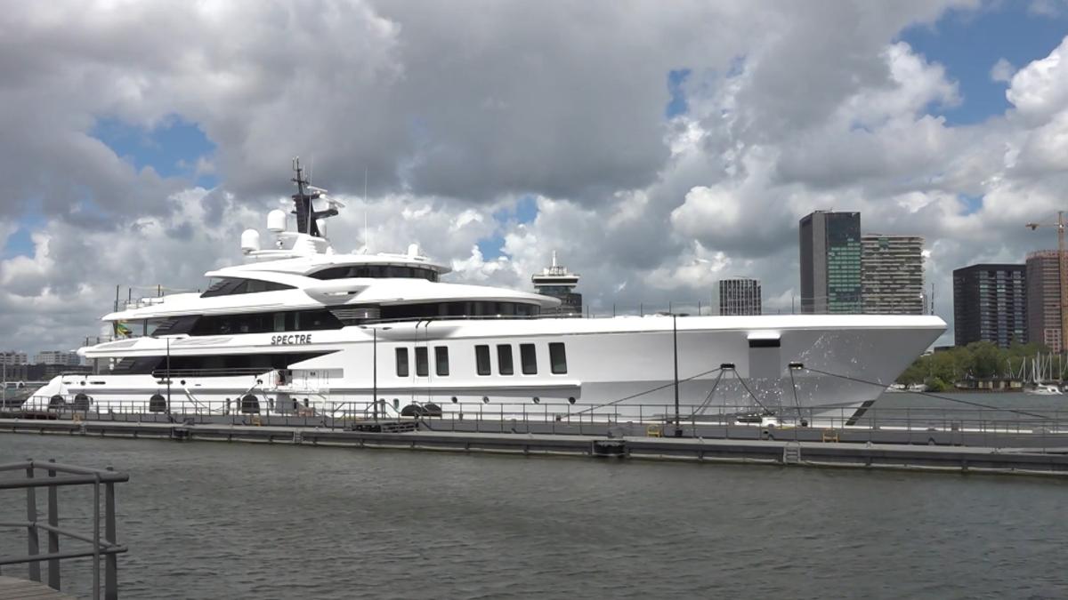 Superjacht van 70 miljoen dollar van miljardair meert aan in Amsterdam