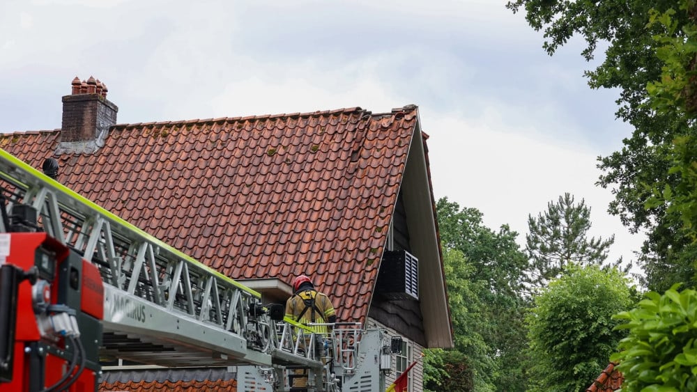 Blikseminslag in Huizen, mogelijk nog meer onweers
