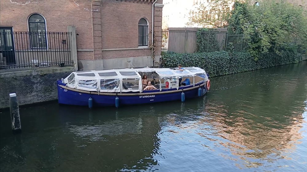 Striptease acts on canal boats: "I don't want that sex show passing my window"