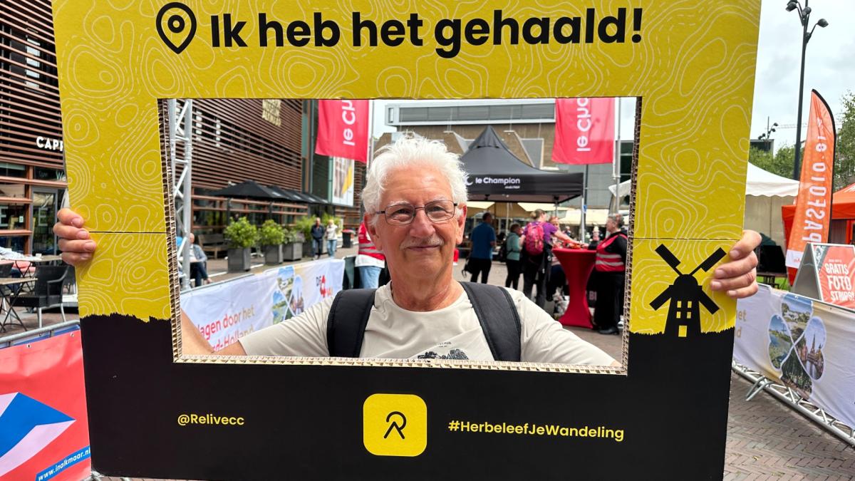 Na 557 kilometer haalt Jan ook geld op tijdens De 4 van Alkmaar geld op voor MS