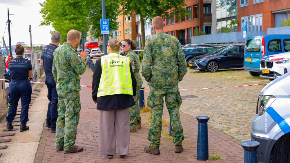 Large police presence for suspicious package on Amsterdam East quay