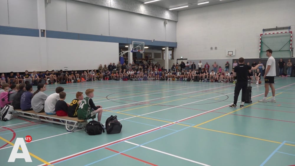 Top Amsterdam basketballer Quinten Post trains youth from across the country: "This makes me very happy"