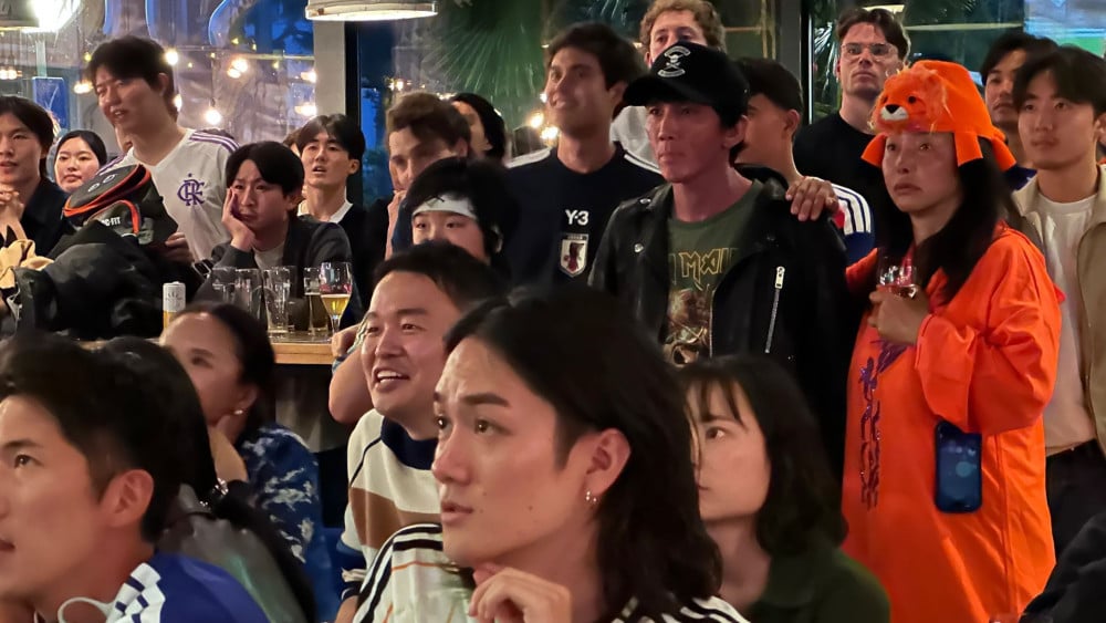 WATCH: Japanese and Dutch students watch World Cup match together