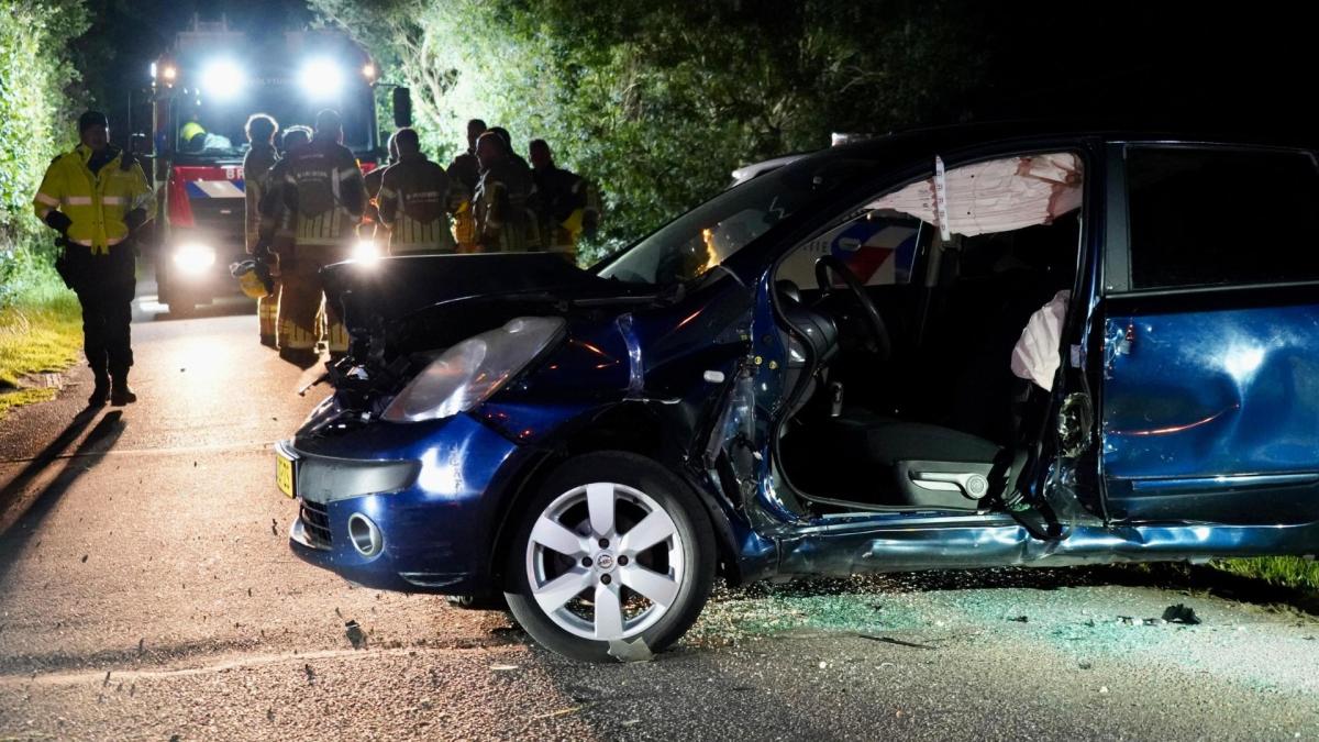 Brandweer redt mensen uit auto bij ernstig ongeval Hippolytushoef