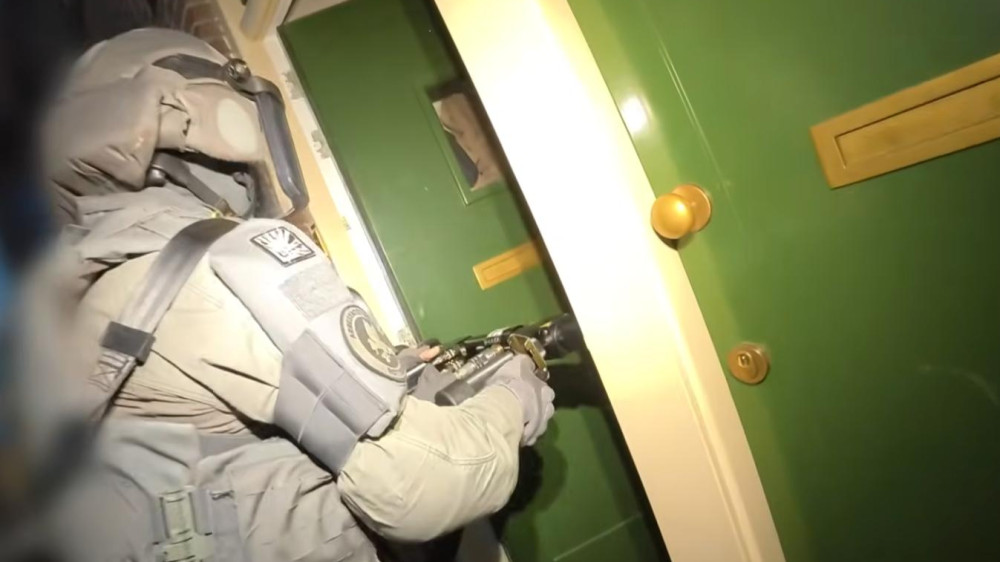 SWAT team raids home in Vogelbuurt, kidnapping suspect arrested