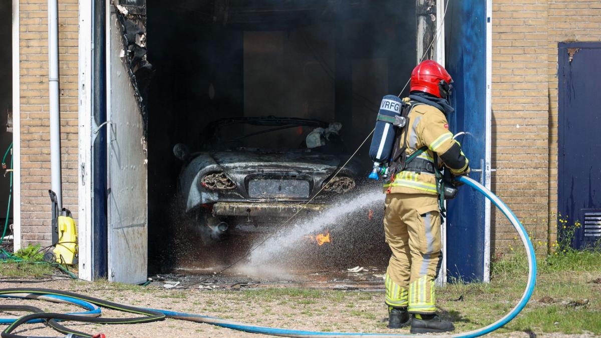 Grote brand midden in woonwijk Hilversum, grote rookpluim hangt boven stad