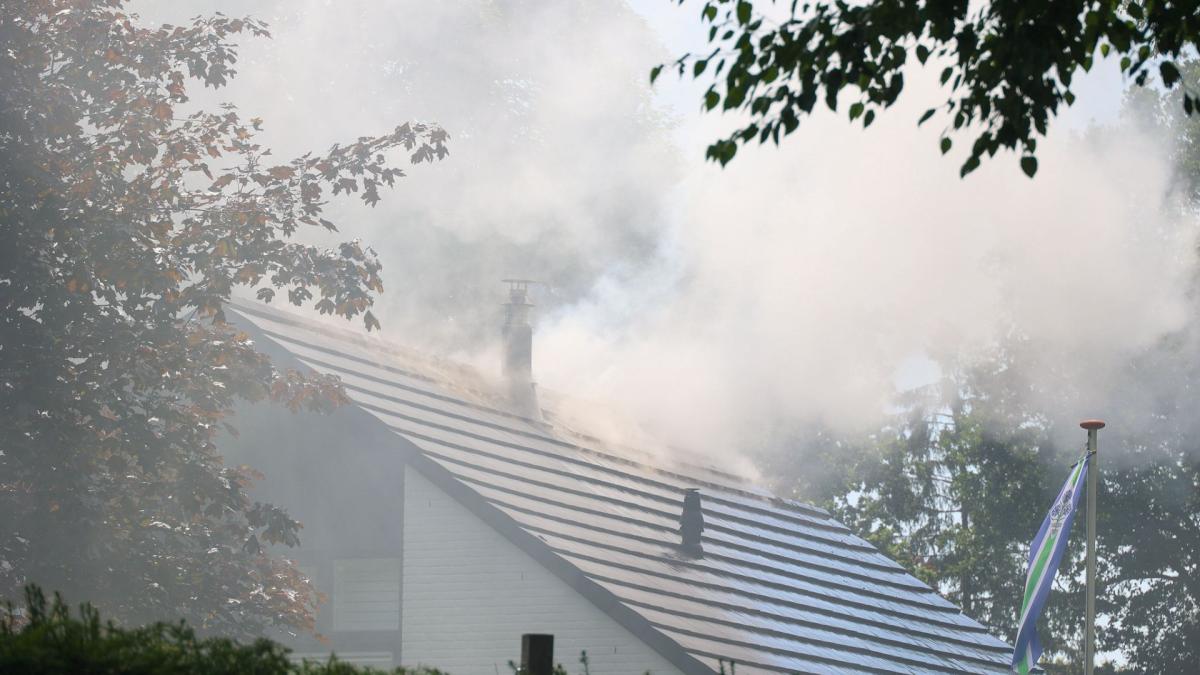 Veel rook bij brand in vrijstaand huis Blaricum, flink beschadigd