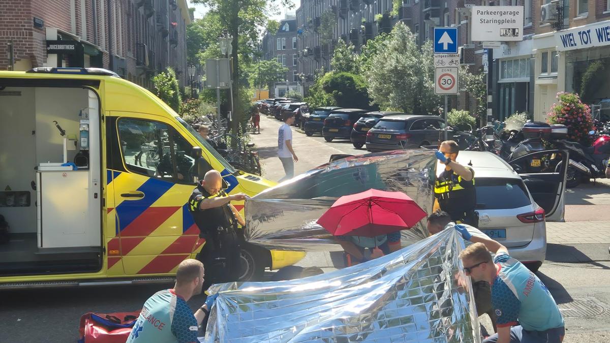 Fietser gewond bij aanrijding met taxi in Amsterdam