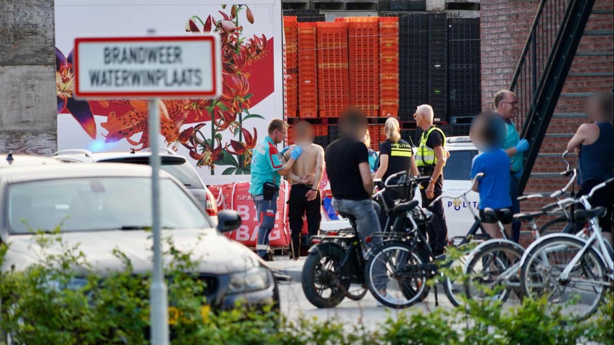 Mogelijke steekpartij bij ruzie in Andijk, een aanhouding