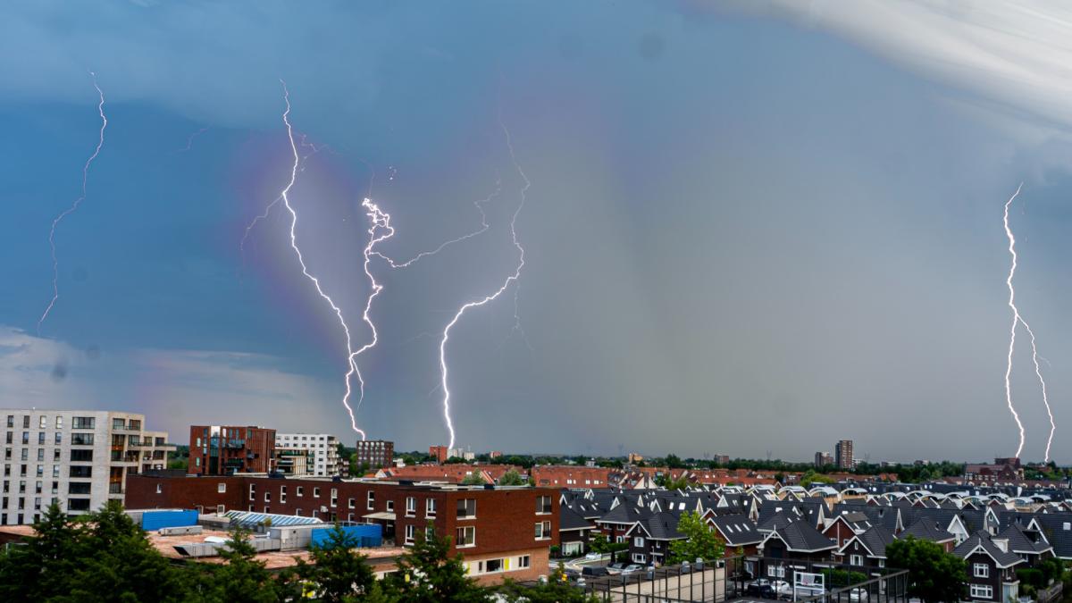In beeld: onweersbuien trekken over Noord-Holland, code oranje afgegeven
