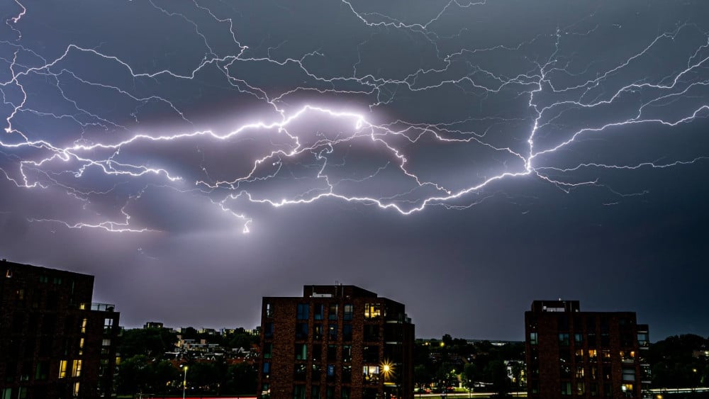 🔥 Hitteblog: Morgenavond code geel vanwege onweer • Problemen op het spoor tot en met dinsdag