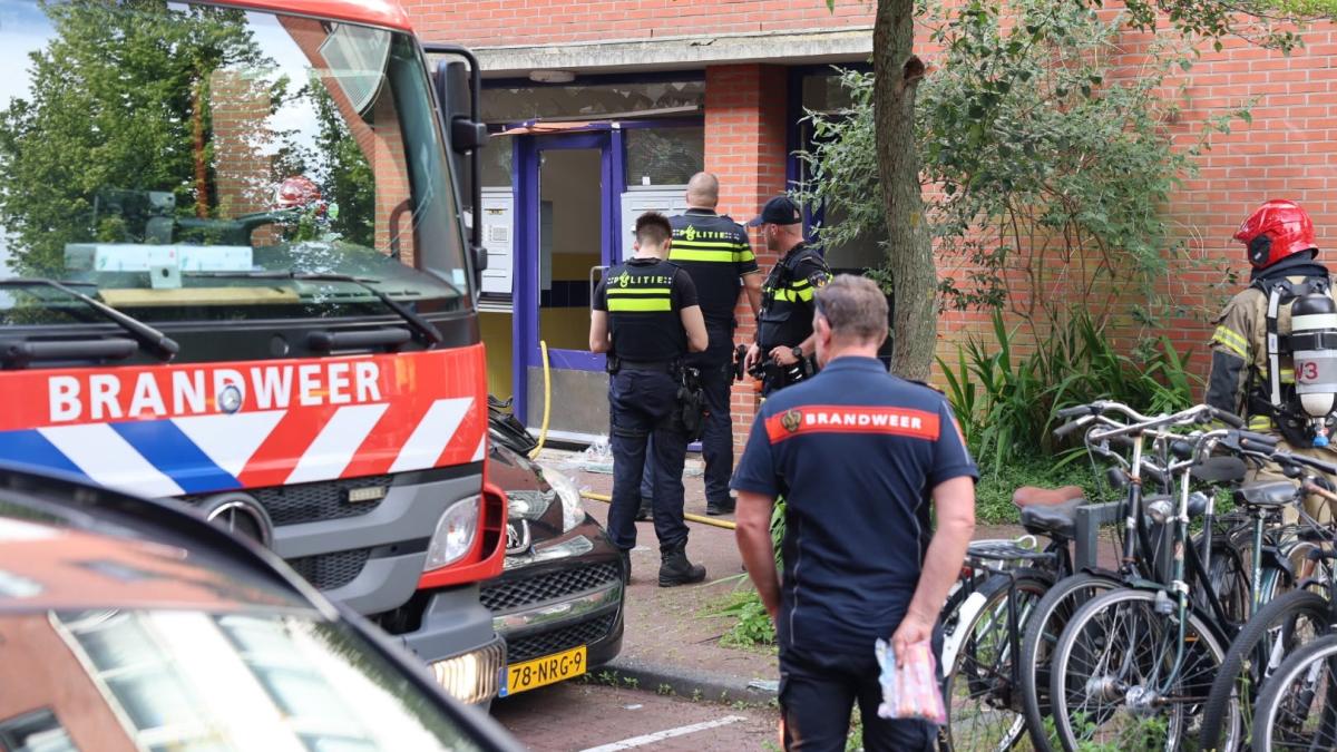 Explosie veroorzaakt brand bij woning in Amsterdam-Oost, vier mensen nagekeken