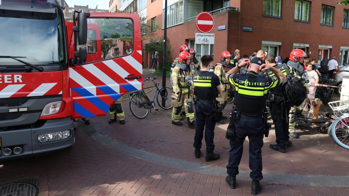 24 woningen ontruimd na explosie en brand in woning Amsterdam-Oost
