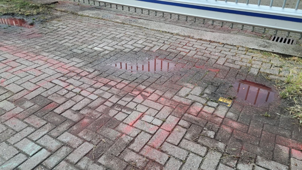 Protesters vandalize studio where Thijs Römer performs: "No pedo"