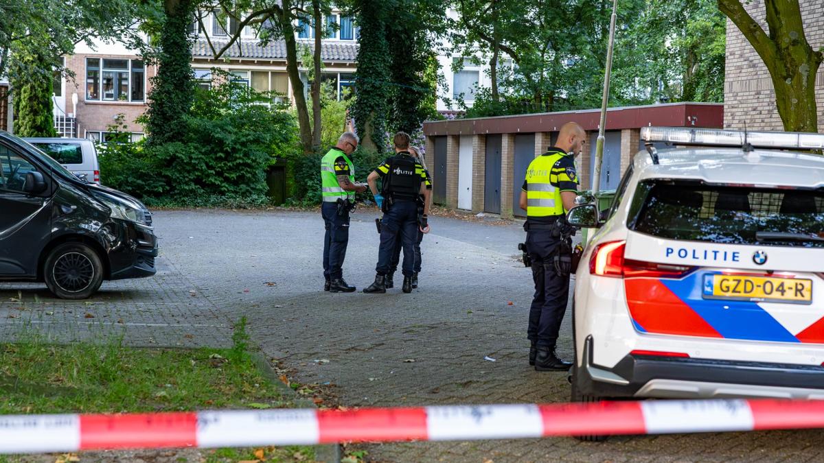 Gewond slachtoffer van geweld aangetroffen op straat, politie zoekt jonge dader
